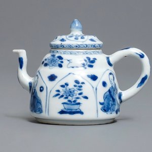 Une théière en porcelaine de Chine en bleu et blanc, marque Yu, Kangxi — photo 4