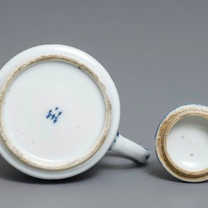 Une théière en porcelaine de Chine en bleu et blanc, marque Yu, Kangxi — photo 7