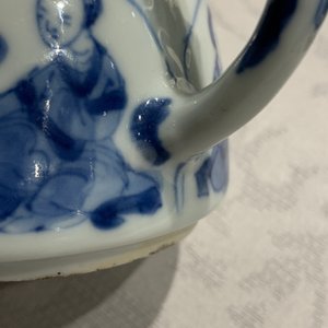 Une théière en porcelaine de Chine en bleu et blanc, marque Yu, Kangxi — photo 8
