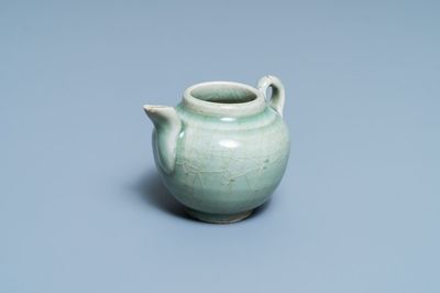 Une théière en porcelaine de Chine en céladon monochrome, Ming