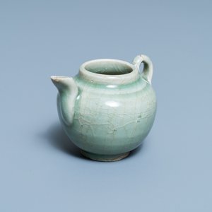 Une théière en porcelaine de Chine en céladon monochrome, Ming — photo 1