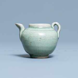 Une théière en porcelaine de Chine en céladon monochrome, Ming — photo 2