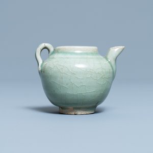 Une théière en porcelaine de Chine en céladon monochrome, Ming — photo 4
