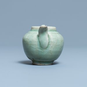 Une théière en porcelaine de Chine en céladon monochrome, Ming — photo 5