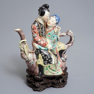 Une théière en porcelaine de Chine en forme de couple galant, République, 20ème — photo 1