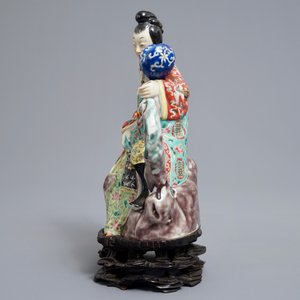 Une théière en porcelaine de Chine en forme de couple galant, République, 20ème — photo 3