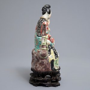 Une théière en porcelaine de Chine en forme de couple galante, République, 20ème — photo 5