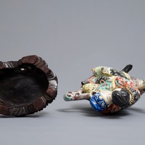 Une théière en porcelaine de Chine en forme de couple galante, République, 20ème — photo 7