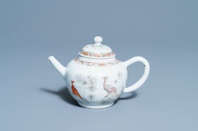 Une théière en porcelaine de Chine en grisaille et rouge de fer à décor de paons, Yongzheng/Qianlong
