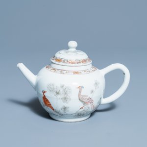 Une théière en porcelaine de Chine en grisaille et rouge de fer à décor de paons, Yongzheng/Qianlong — photo 1