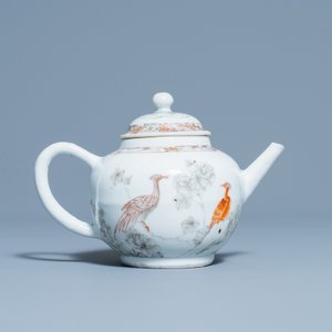 Une théière en porcelaine de Chine en grisaille et rouge de fer à décor de paons, Yongzheng/Qianlong — photo 4