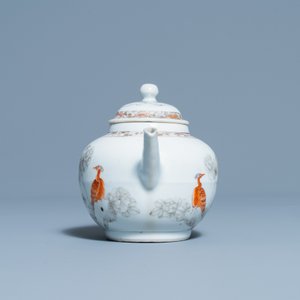 Une théière en porcelaine de Chine en grisaille et rouge de fer à décor de paons, Yongzheng/Qianlong — photo 5