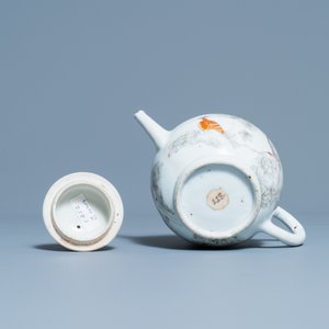 Une théière en porcelaine de Chine en grisaille et rouge de fer à décor de paons, Yongzheng/Qianlong — photo 7