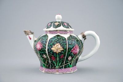 Une théière en porcelaine de Chine famille noire montée en argent, Yongzheng, 1723-1735