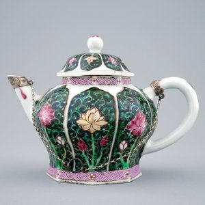 Une théière en porcelaine de Chine famille noire montée en argent, Yongzheng, 1723-1735 — photo 1
