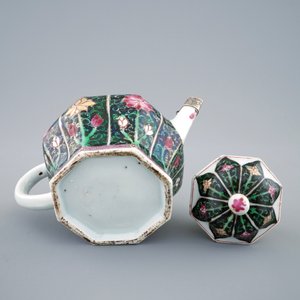 Une théière en porcelaine de Chine famille noire montée en argent, Yongzheng, 1723-1735 — photo 6