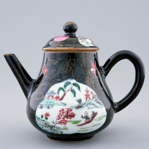 Une théière en porcelaine de Chine famille noire, Yongzheng, 1723-1735 — photo 2