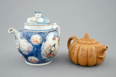 Une théière en porcelaine de Chine famille rose, 18ème et une en grès de Yixing, 19/20ème