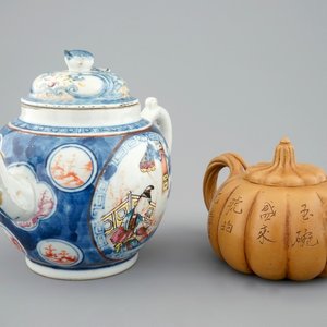 Une théière en porcelaine de Chine famille rose, 18ème et une en grès de Yixing, 19/20ème — photo 1