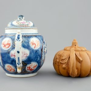 Une théière en porcelaine de Chine famille rose, 18ème et une en grès de Yixing, 19/20ème — photo 5