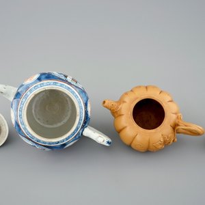 Une théière en porcelaine de Chine famille rose, 18ème et une en grès de Yixing, 19/20ème — photo 6