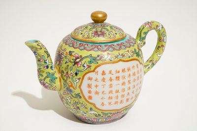Une théière en porcelaine de Chine famille rose à décor calligraphie, marque de Jiaqing, 19/20ème