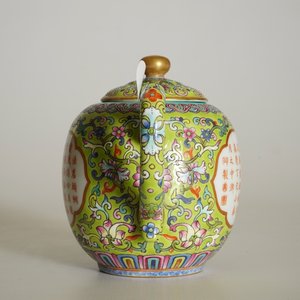 Une théière en porcelaine de Chine famille rose à décor calligraphie, marque de Jiaqing, 19/20ème — photo 9