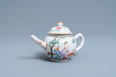 Une théière en porcelaine de Chine famille rose à décor de figures dans un jardin, Yongzheng