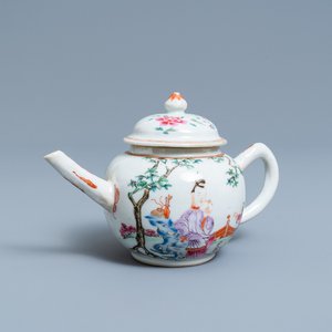 Une théière en porcelaine de Chine famille rose à décor de figures dans un jardin, Yongzheng — photo 1