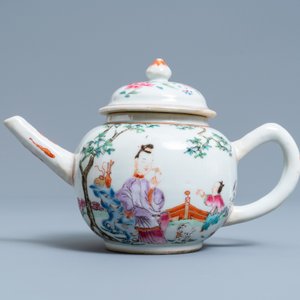 Une théière en porcelaine de Chine famille rose à décor de figures dans un jardin, Yongzheng — photo 2