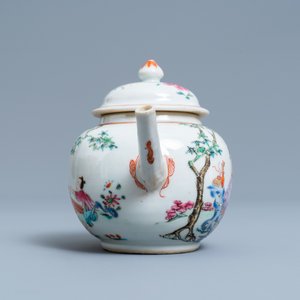 Une théière en porcelaine de Chine famille rose à décor de figures dans un jardin, Yongzheng — photo 3