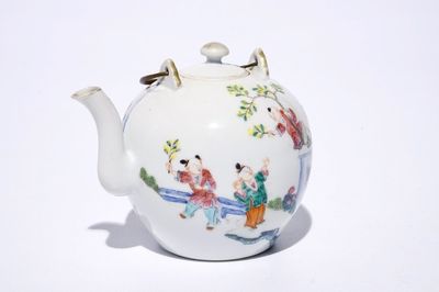 Une théière en porcelaine de Chine famille rose à décor de garçons jouants, 19ème
