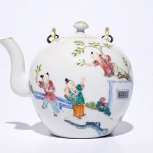 Une théière en porcelaine de Chine famille rose à décor de garçons jouants, 19ème — photo 2
