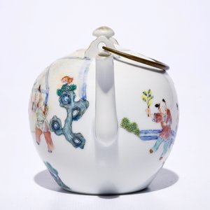 Une théière en porcelaine de Chine famille rose à décor de garçons jouants, 19ème — photo 5