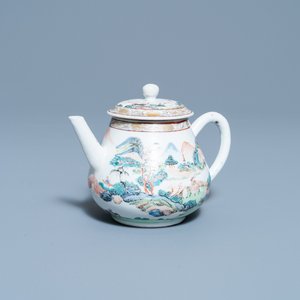 Une théière en porcelaine de Chine famille rose à décor d'un paysage montagneux, Yongzheng — photo 1