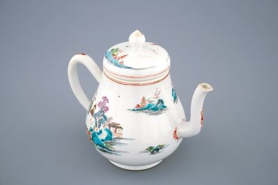 Une théière en porcelaine de Chine famille rose à décor d'un paysage, Qianlong, 18ème