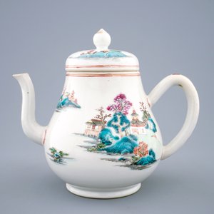 Une théière en porcelaine de Chine famille rose à décor d'un paysage, Qianlong, 18ème — photo 4