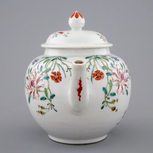 Une théière en porcelaine de Chine famille rose à décor d'une paire de chèvres, Qianlong — photo 2