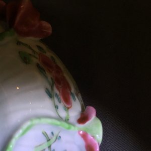 Une théière en porcelaine de Chine famille rose à décor en reliëf, Yongzheng, 1723-1735 — photo 13