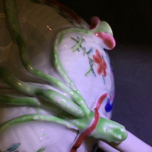 Une théière en porcelaine de Chine famille rose à décor en reliëf, Yongzheng, 1723-1735 — photo 14