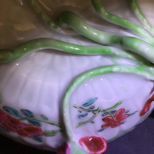 Une théière en porcelaine de Chine famille rose à décor en reliëf, Yongzheng, 1723-1735 — photo 15