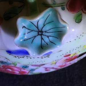 Une théière en porcelaine de Chine famille rose à décor en reliëf, Yongzheng, 1723-1735 — photo 16