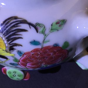 Une théière en porcelaine de Chine famille rose à décor en reliëf, Yongzheng, 1723-1735 — photo 17