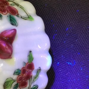 Une théière en porcelaine de Chine famille rose à décor en reliëf, Yongzheng, 1723-1735 — photo 9