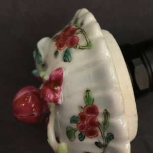 Une théière en porcelaine de Chine famille rose à décor en reliëf, Yongzheng, 1723-1735 — photo 10