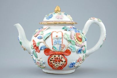 Une théière en porcelaine de Chine famille rose à décor en relief, Yongzheng, 1723-1735