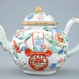 Une théière en porcelaine de Chine famille rose à décor en relief, Yongzheng, 1723-1735 — photo 1