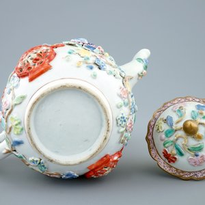 Une théière en porcelaine de Chine famille rose à décor en relief, Yongzheng, 1723-1735 — photo 2