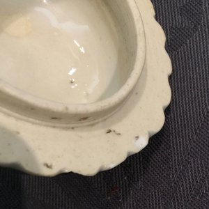 Une théière en porcelaine de Chine famille rose à décor en reliëf, Yongzheng, 1723-1735 — photo 11