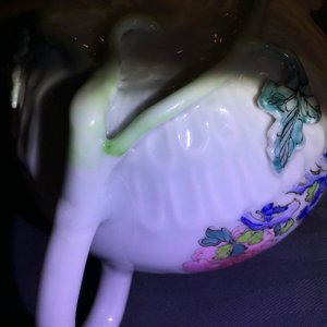 Une théière en porcelaine de Chine famille rose à décor en reliëf, Yongzheng, 1723-1735 — photo 13